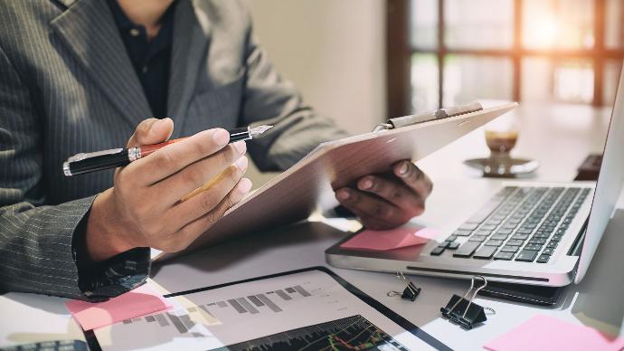 Un secrétaire comptable administre une facture
