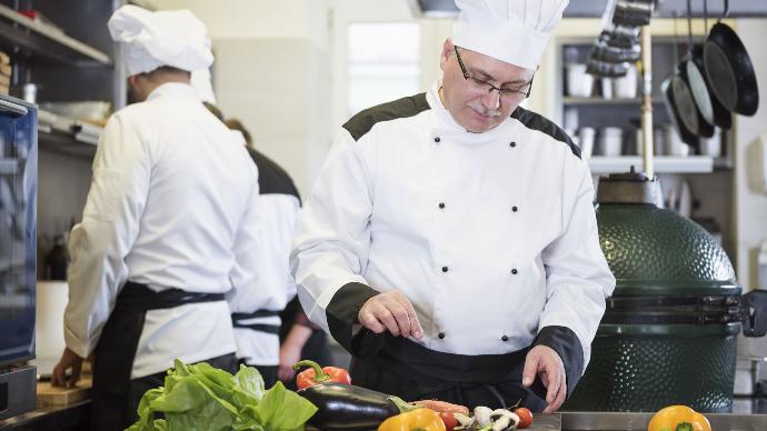 Plusieurs professionnel de la restauration prépare des plats